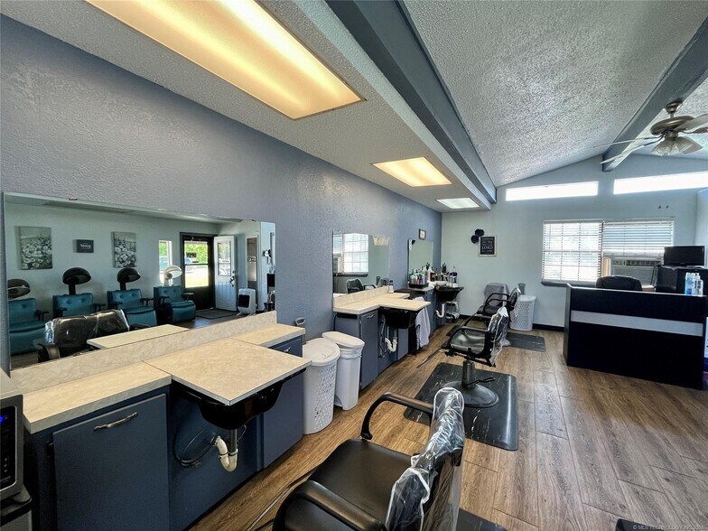 More Photos Of 1401 S McQuarrie Ave, Wagoner Storefront Retail Office For Sale