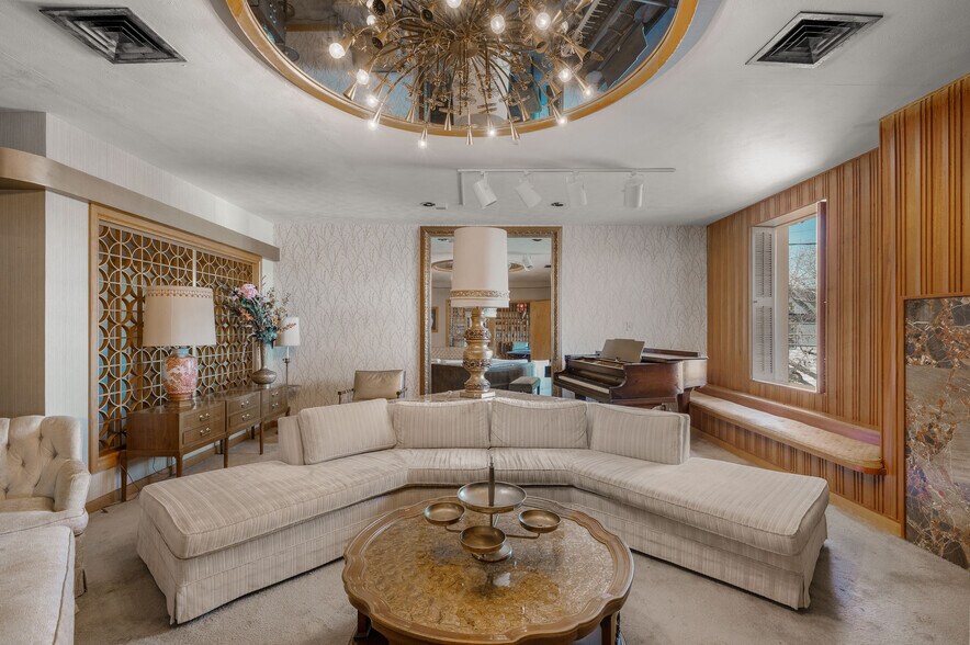 More Photos Of 531 W Main St, Denison Office For Sale