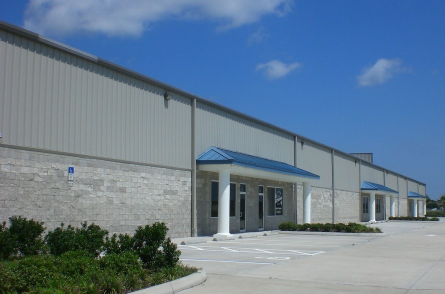 More Photos Of 919 Biscayne Blvd, Deland Airplane Hangar For Lease