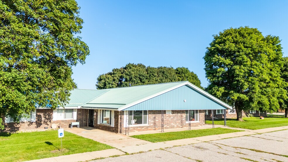 More Photos Of 1304 S Market St, Lake Park Rehabilitation Center For Sale