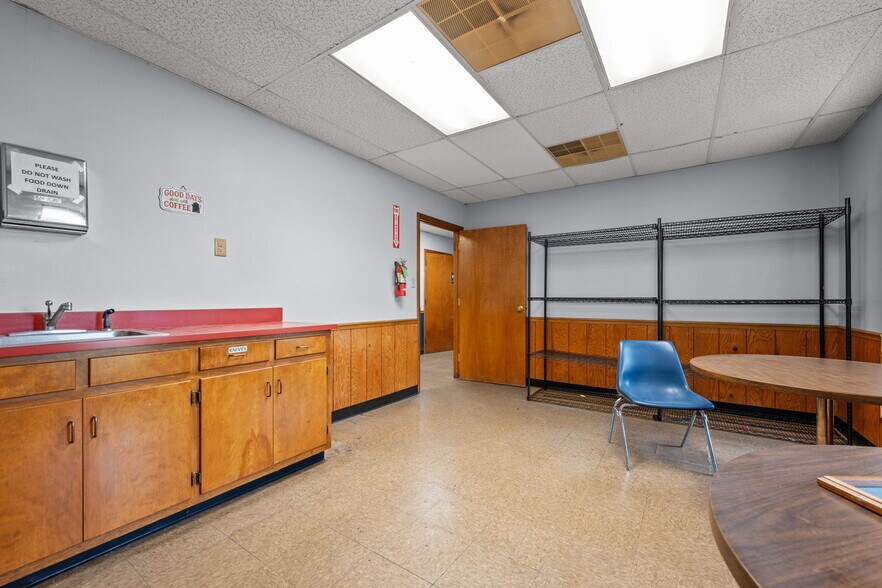 More Photos Of 2245 A Air Park Dr, Burlington Warehouse For Lease