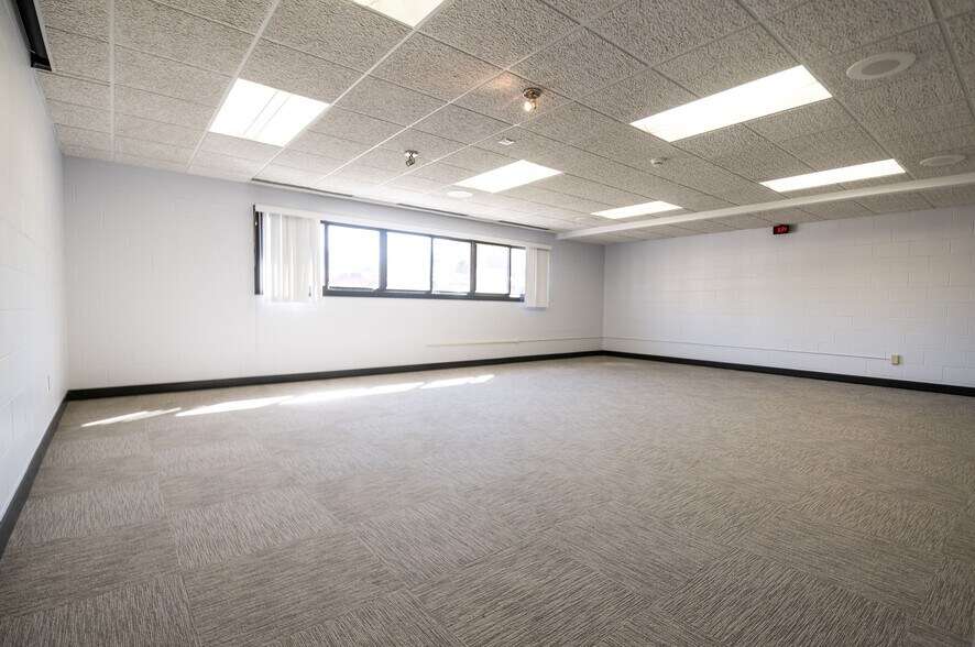 More Photos Of 2620 Fleur Dr, Des Moines Office For Lease