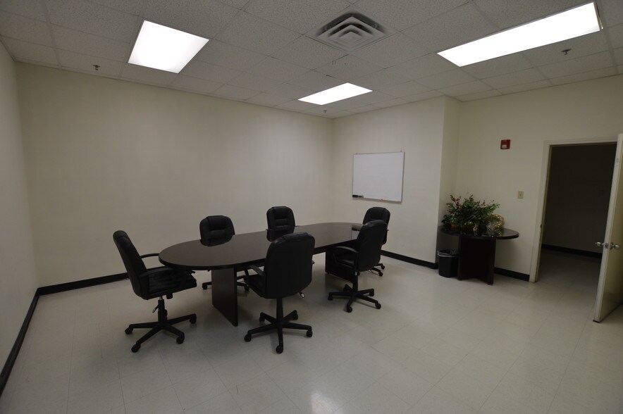 More Photos Of 712 S Walton Walker Blvd, Dallas Freestanding For Lease