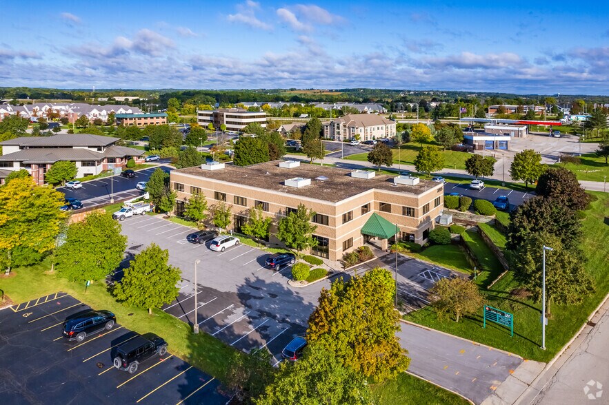 More Photos Of 285 Forest Grove Dr, Pewaukee Office For Lease