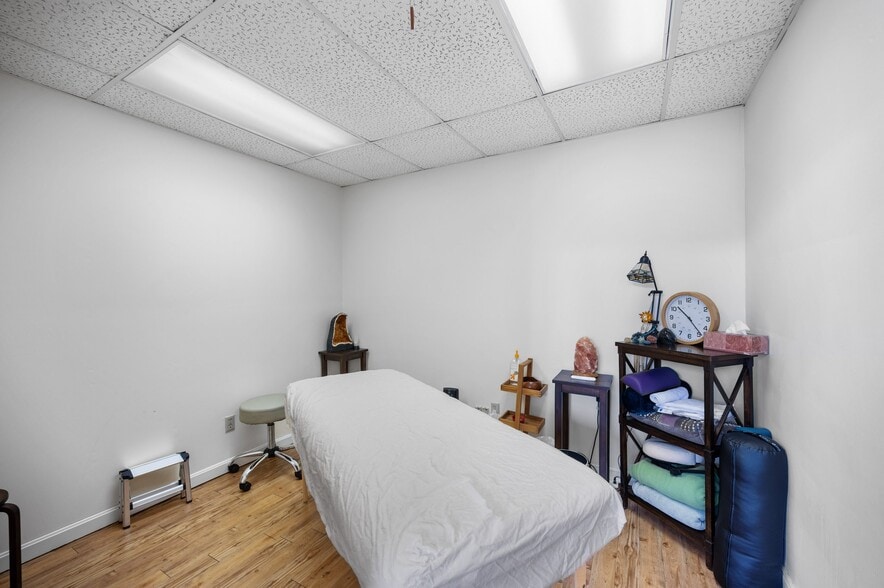 More Photos Of 16903 Fischer Rd, Cleveland Office For Sale