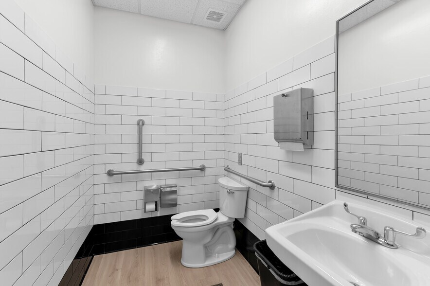 More Photos Of 6901 Hendry Creek Dr, Fort Myers Specialty For Sale