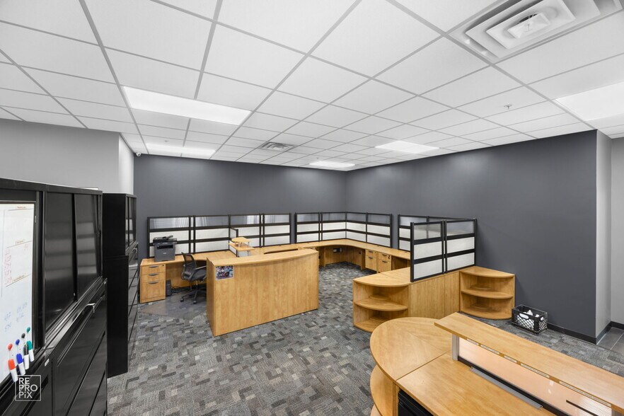 More Photos Of 650 E 107th St, Bolingbrook Coworking Space