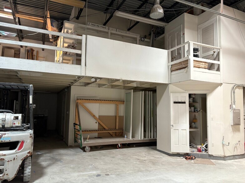 More Photos Of 3248 Colvin St, Alexandria Warehouse For Lease