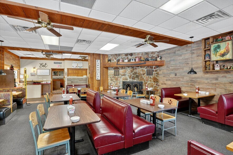 More Photos Of 550 McKeesport Rd, Elizabeth Freestanding For Sale