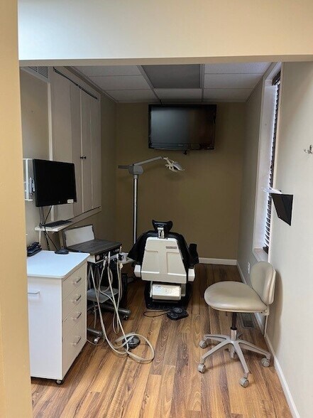 More Photos Of 850 E Franklin St, Kenton Medical For Sale