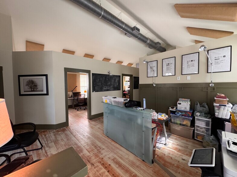 More Photos Of 14 Palmetto Way, Bluffton Office For Sale