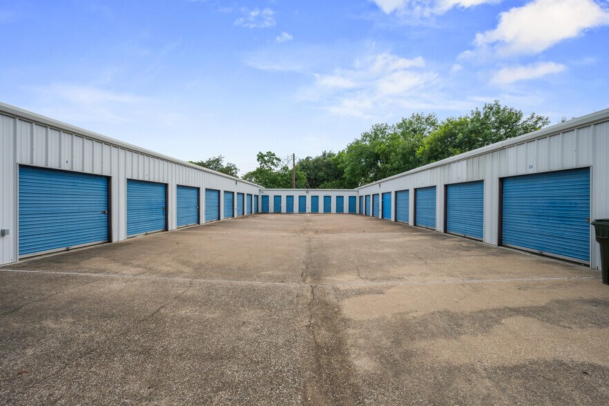 Primary Photo Of 2306 Cavitt Ave, Bryan Self Storage For Sale