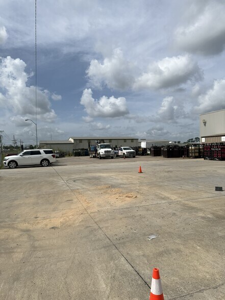 More Photos Of 441 N Post Oak Rd, Sulphur Industrial For Lease