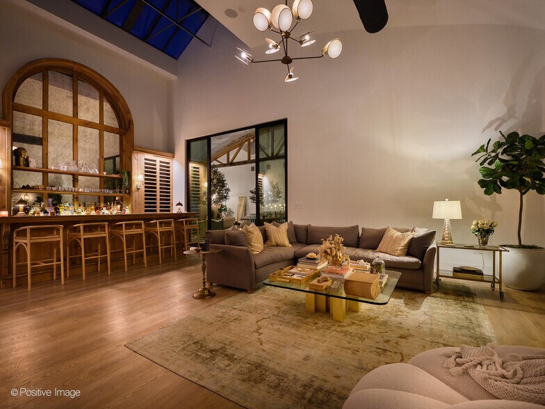 More Photos Of 2733 N Pulaski Rd, Chicago Showroom For Sale