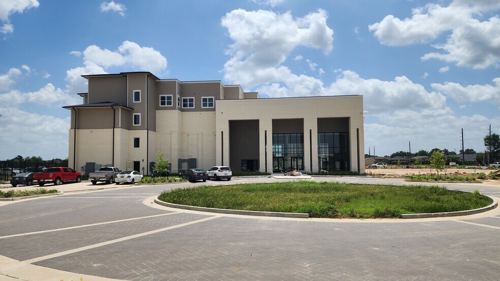 More Photos Of 5518 Queenston Blvd, Houston General Retail For Lease