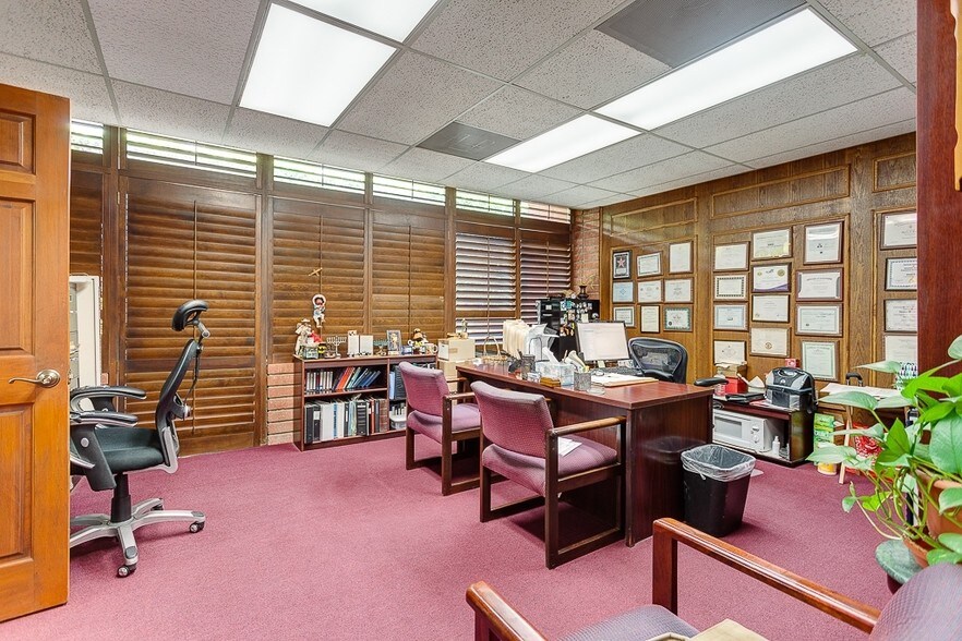 More Photos Of 8512 Whitworth Dr, Los Angeles Loft Creative Space For Lease