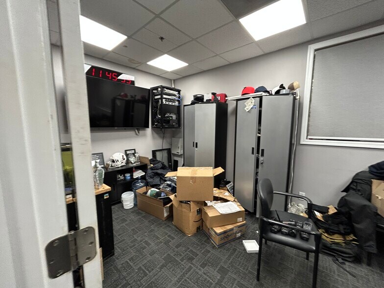 More Photos Of 10 Dell Glen Ave, Lodi Manufacturing For Lease
