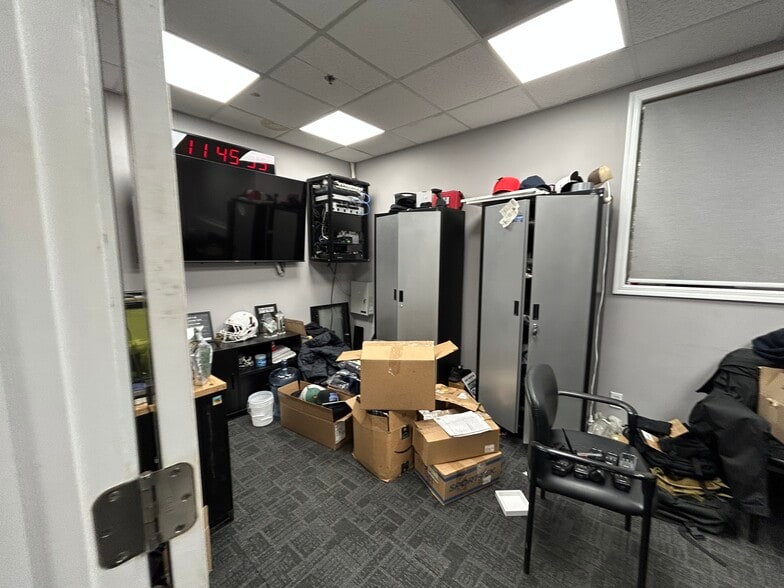 More Photos Of 10 Dell Glen Ave, Lodi Manufacturing For Lease