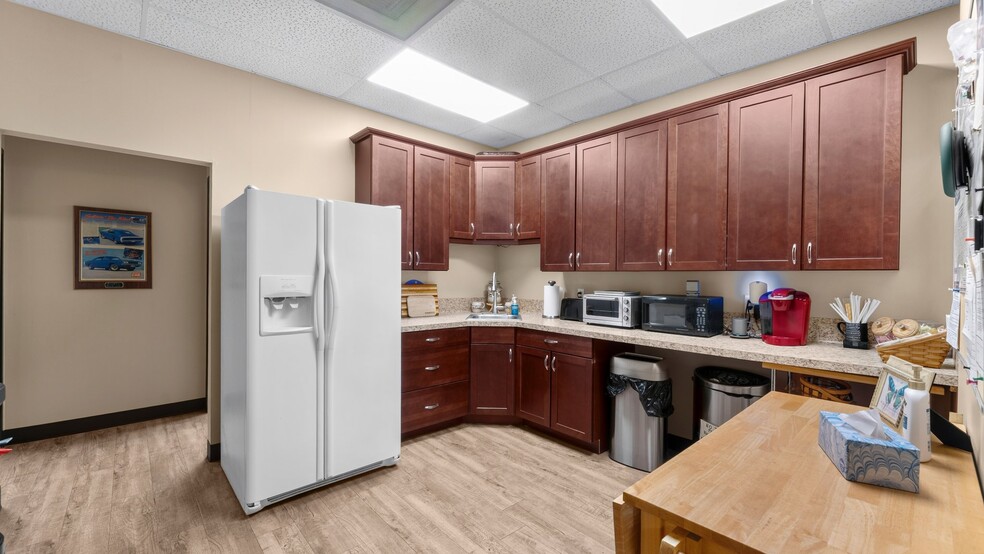More Photos Of 16522-16536 Park Row, Houston Light Distribution For Sale