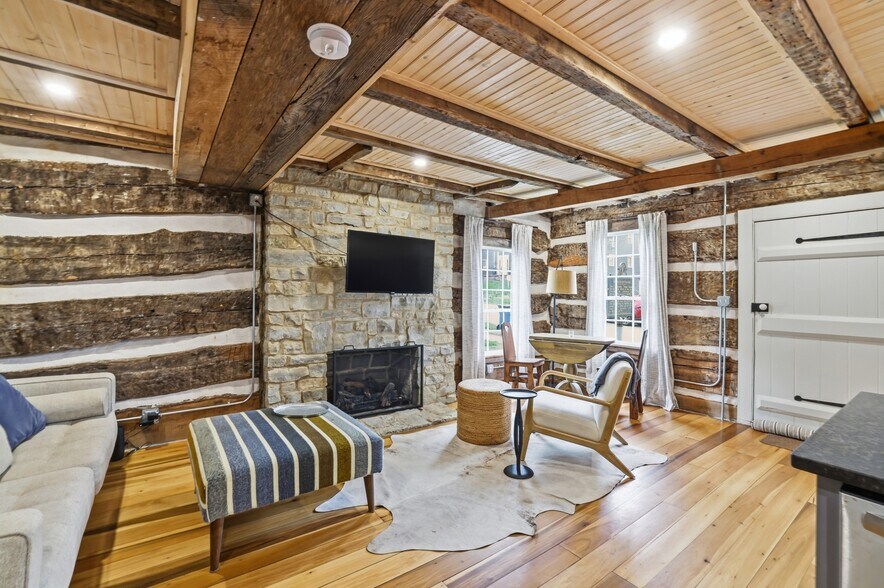 More Photos Of 202 E Walnut St, Danville Specialty For Sale