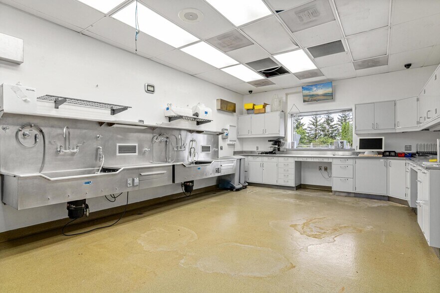 More Photos Of 803 Prospect Ave, Osceola Manufacturing For Sale