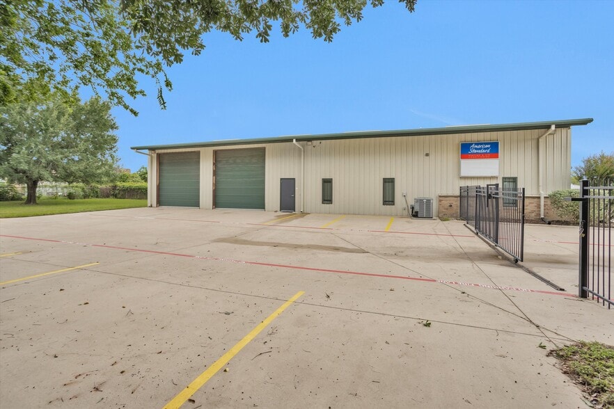 More Photos Of 11111 Neeshaw Dr, Houston Industrial For Lease
