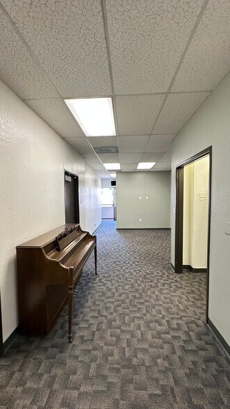 More Photos Of 8242 W 3rd St, Los Angeles Office For Lease