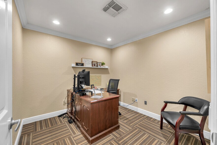 More Photos Of 308 Elizabeth St, Brandon Office For Lease