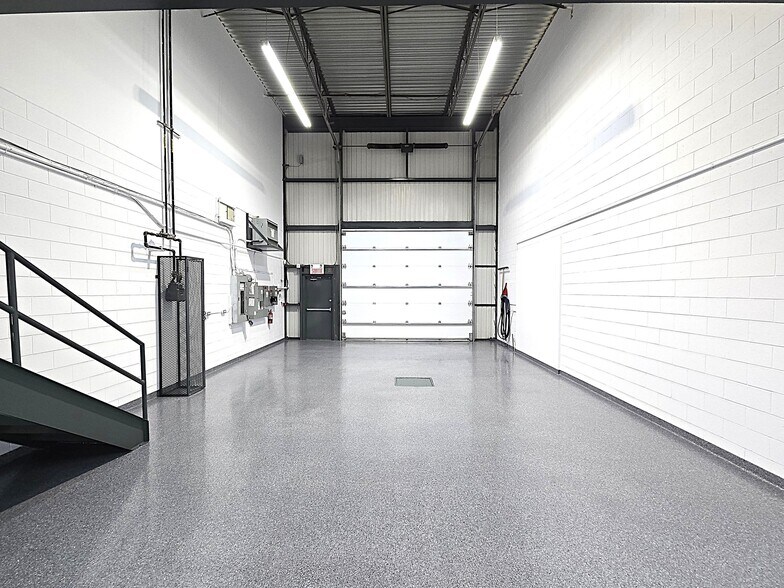 More Photos Of 557-577 Boul du Curé-Boivin, Boisbriand Warehouse For Sale