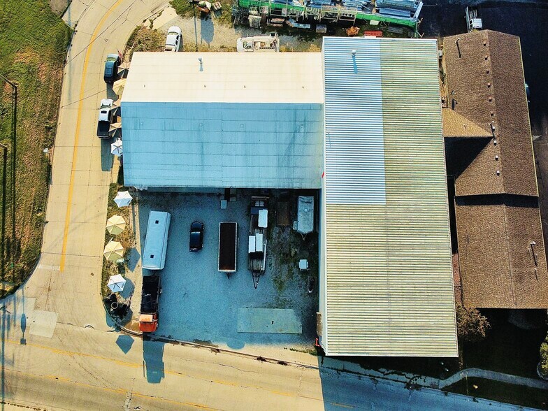 More Photos Of 107 Caroline St, Bloomington Warehouse For Lease