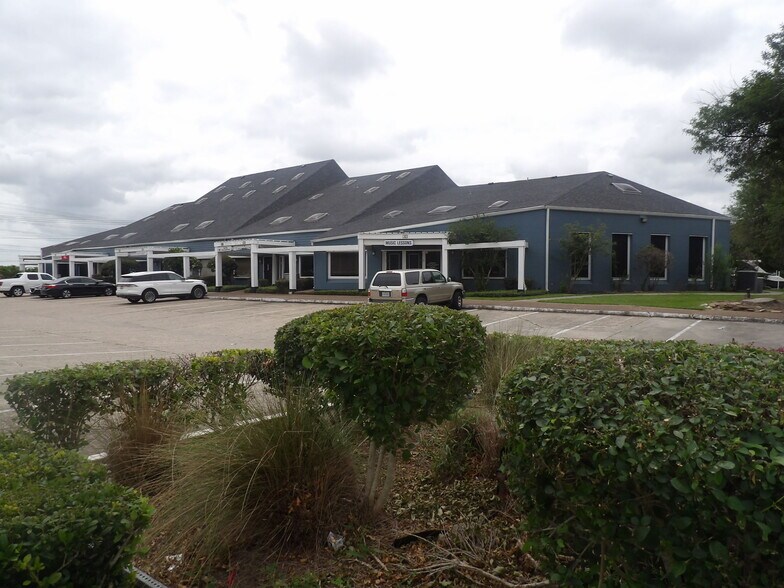 More Photos Of 17300 Saturn Ln, Houston Medical For Lease