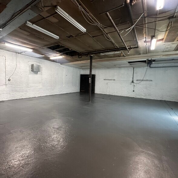 More Photos Of 54 Winter St, Springfield Auto Repair For Sale