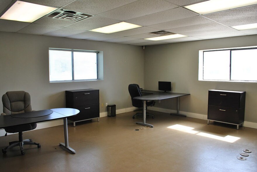 More Photos Of 220 Progress Blvd, Longview Warehouse For Sale