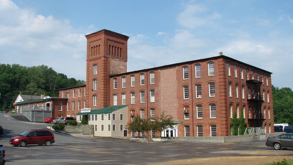 More Photos Of 559 Main St, Sturbridge Freestanding For Lease