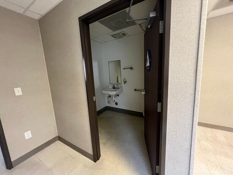 More Photos Of 11571 Ventura Blvd, Studio City Land For Lease