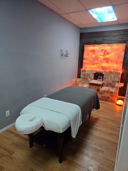 More Photos Of 300 N Resler Dr, El Paso Unknown For Lease