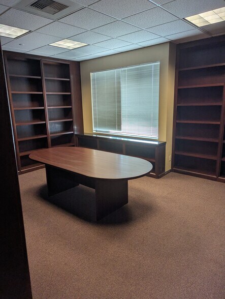More Photos Of 1800 E Tahquitz Canyon Way, Palm Springs Office For Lease