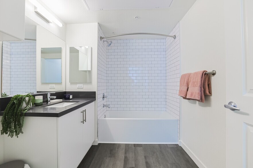 More Photos Of 10555 Bloomfield St, Toluca Lake Apartments For Sale