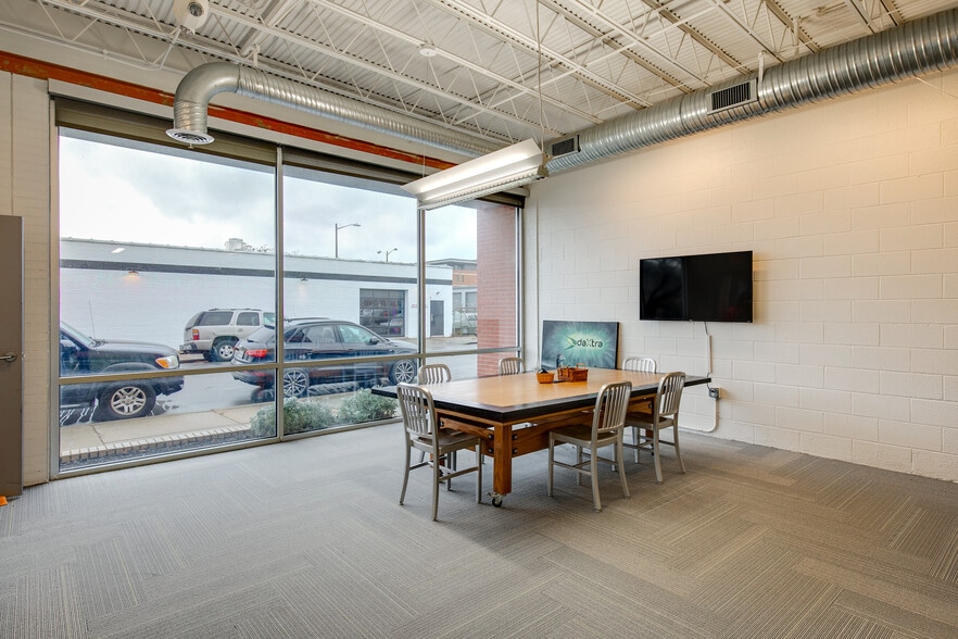 More Photos Of 3310 W Clay St, Richmond Showroom For Lease