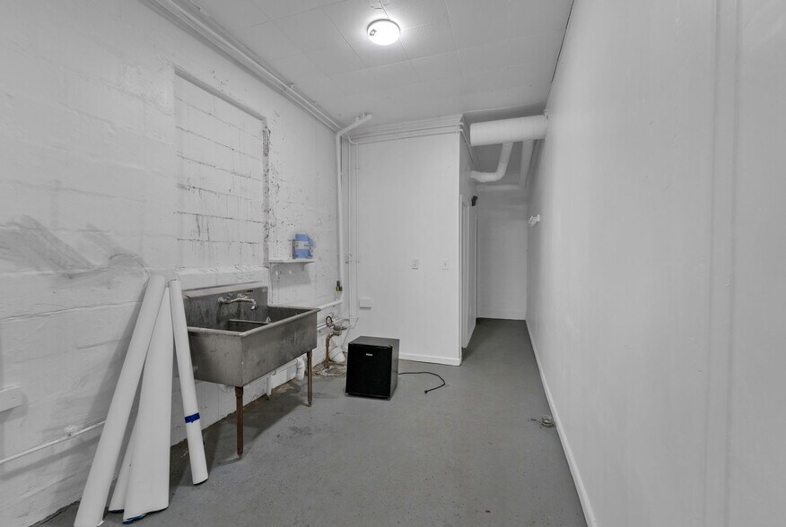 More Photos Of 16914 E 9 Mile Rd, Eastpointe Storefront For Sale