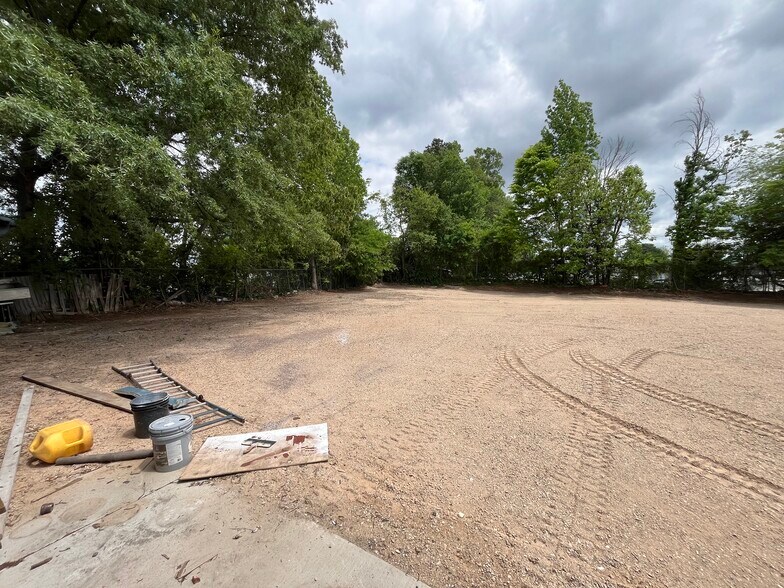 More Photos Of 3308 Rozzelles Ferry Rd, Charlotte Unknown For Lease