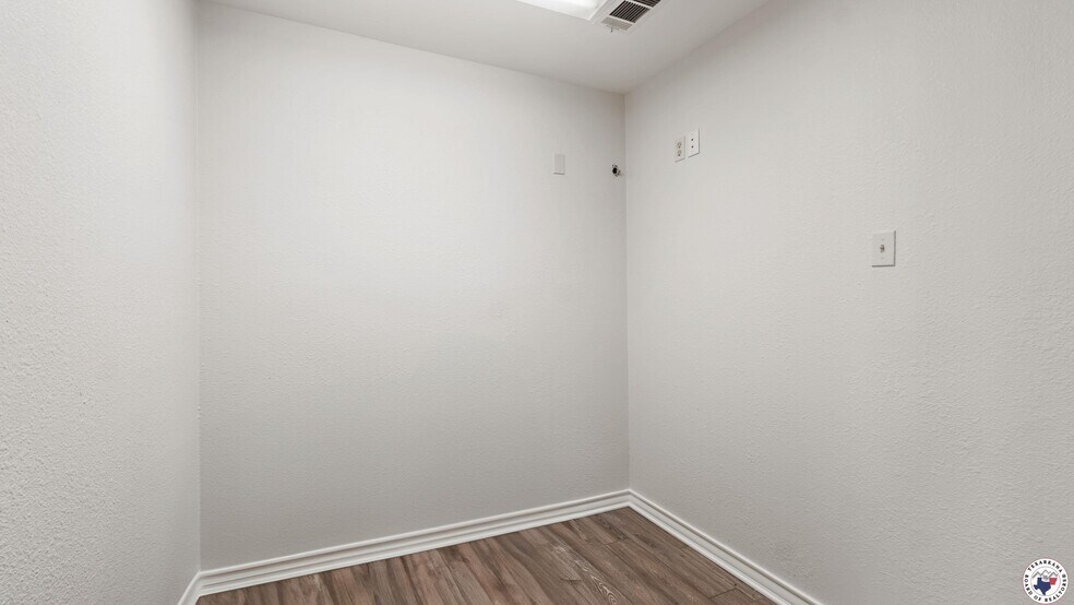 More Photos Of 901 N Kings Hwy, Wake Village Healthcare For Sale