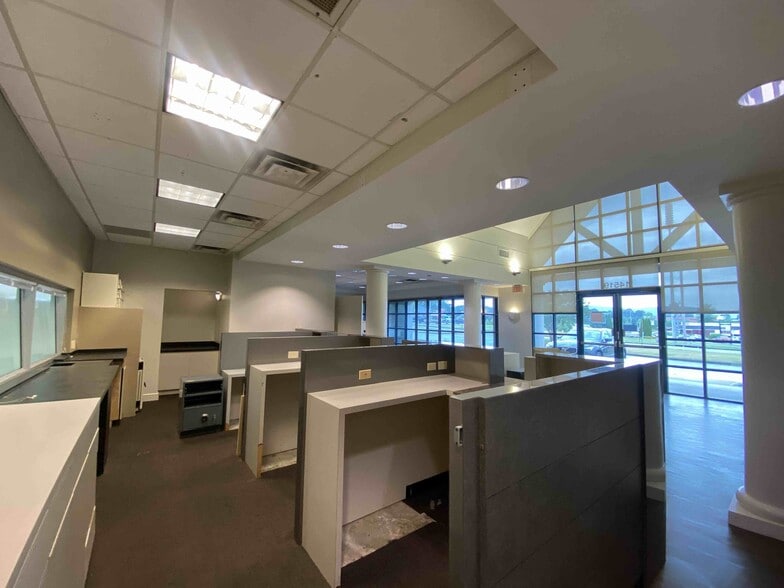 More Photos Of 14519 Cantrell Rd, Little Rock Bank For Lease