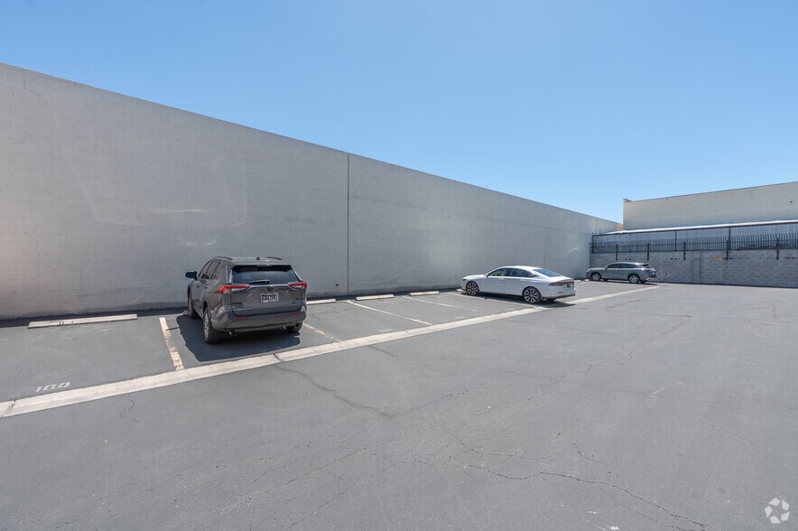 More Photos Of 3711 Regulus Ave, Las Vegas Warehouse For Lease