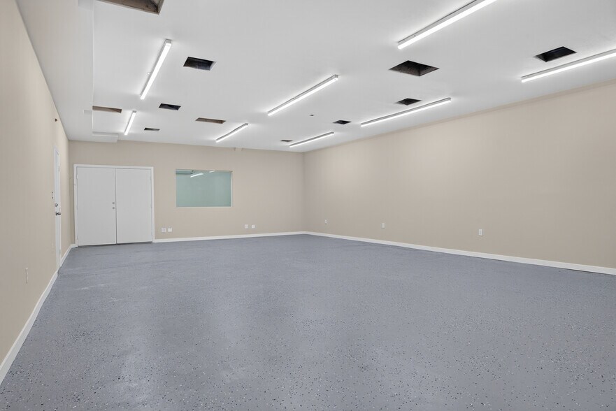 More Photos Of 17100 Indian Canyon Dr, North Palm Springs Office For Sale