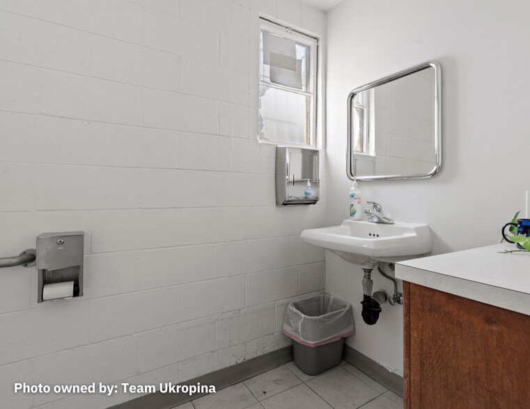 More Photos Of 731 E Walnut St, Pasadena Storefront Retail Office For Sale