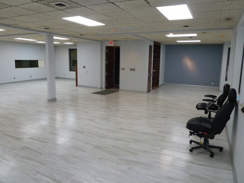 More Photos Of 24724 Lahser Rd, Southfield Office For Sale