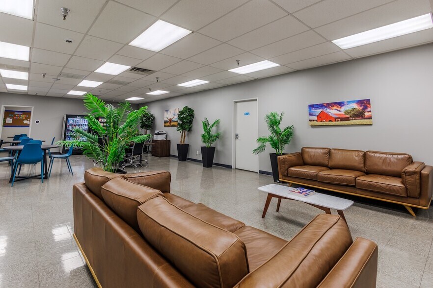 More Photos Of 11410-11420 Mathis Ave, Farmers Branch Distribution For Lease