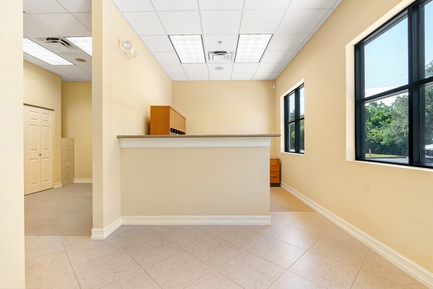 More Photos Of 2433-2463 Quantum Blvd, Boynton Beach Showroom For Lease