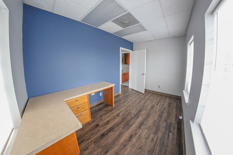 More Photos Of 4550 Lamar Ave, Paris Rehabilitation Center For Lease